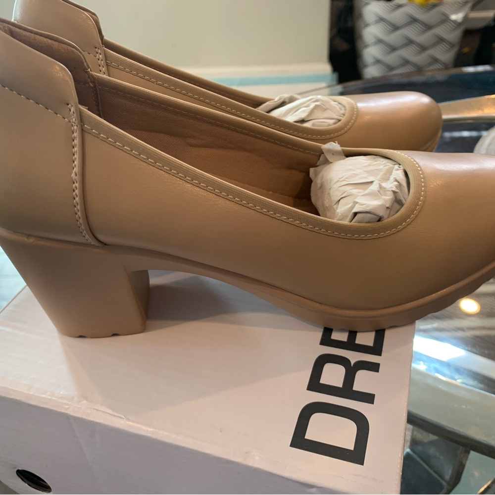 NWT! Watch video Dream Pairs Classic Tan Block Heels